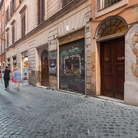 Via Dei Pettinari * רומא